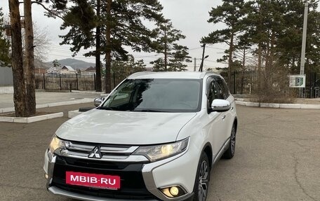 Mitsubishi Outlander III рестайлинг 3, 2016 год, 2 600 000 рублей, 3 фотография