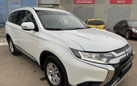 Mitsubishi Outlander III рестайлинг 3, 2018 год, 1 990 000 рублей, 5 фотография