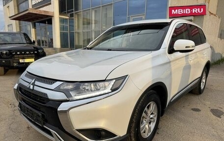 Mitsubishi Outlander III рестайлинг 3, 2018 год, 1 990 000 рублей, 2 фотография