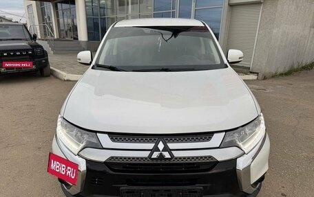 Mitsubishi Outlander III рестайлинг 3, 2018 год, 1 990 000 рублей, 4 фотография