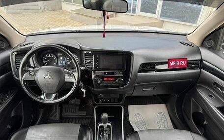 Mitsubishi Outlander III рестайлинг 3, 2018 год, 1 990 000 рублей, 17 фотография