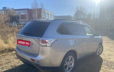 Mitsubishi Outlander III рестайлинг 3, 2013 год, 1 620 000 рублей, 4 фотография