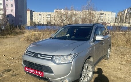 Mitsubishi Outlander III рестайлинг 3, 2013 год, 1 620 000 рублей, 2 фотография