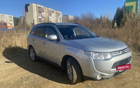 Mitsubishi Outlander III рестайлинг 3, 2013 год, 1 620 000 рублей, 3 фотография