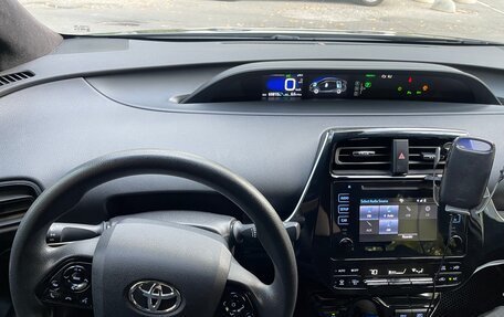 Toyota Prius IV XW50, 2019 год, 2 300 000 рублей, 14 фотография