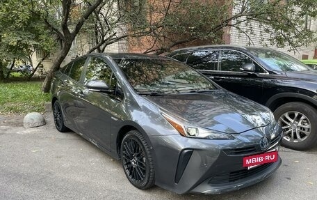 Toyota Prius IV XW50, 2019 год, 2 300 000 рублей, 3 фотография