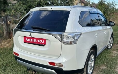 Mitsubishi Outlander III рестайлинг 3, 2014 год, 1 870 000 рублей, 4 фотография