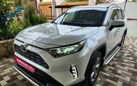 Toyota RAV4, 2020 год, 3 900 000 рублей, 2 фотография