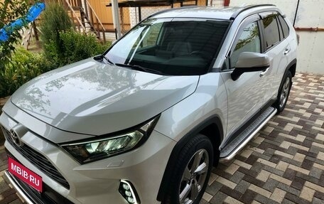 Toyota RAV4, 2020 год, 3 900 000 рублей, 9 фотография