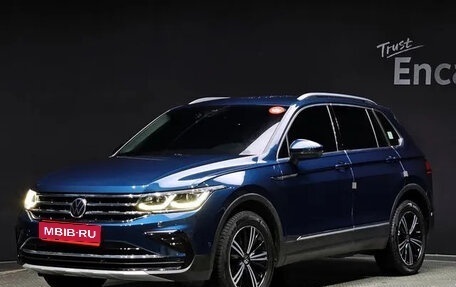 Volkswagen Tiguan II, 2021 год, 4 080 000 рублей, 1 фотография