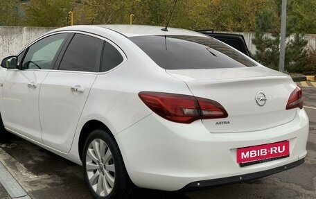 Opel Astra J, 2013 год, 940 000 рублей, 4 фотография