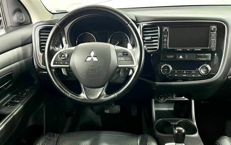 Mitsubishi Outlander III рестайлинг 3, 2013 год, 1 699 000 рублей, 12 фотография