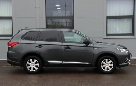 Mitsubishi Outlander III рестайлинг 3, 2017 год, 2 099 000 рублей, 4 фотография