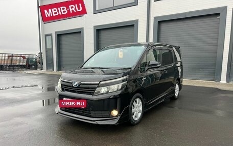 Toyota Voxy III, 2014 год, 2 549 000 рублей, 2 фотография