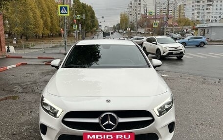 Mercedes-Benz A-Класс, 2019 год, 2 850 000 рублей, 2 фотография