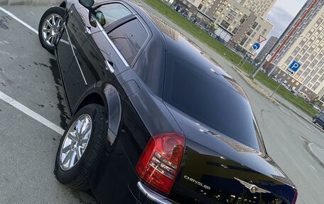 Chrysler 300C II, 2005 год, 1 430 000 рублей, 30 фотография