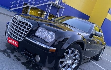 Chrysler 300C II, 2005 год, 1 430 000 рублей, 27 фотография