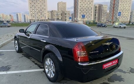 Chrysler 300C II, 2005 год, 1 430 000 рублей, 34 фотография