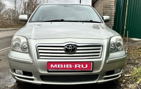 Toyota Avensis III рестайлинг, 2004 год, 750 000 рублей, 1 фотография