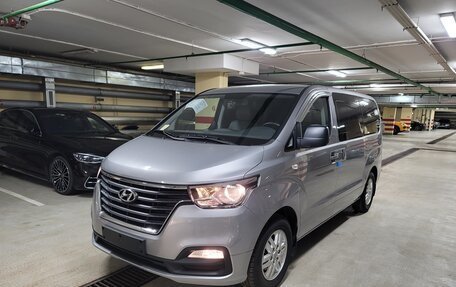 Hyundai Grand Starex Grand Starex I рестайлинг 2, 2019 год, 3 590 000 рублей, 2 фотография