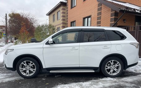 Mitsubishi Outlander III рестайлинг 3, 2014 год, 1 800 000 рублей, 3 фотография