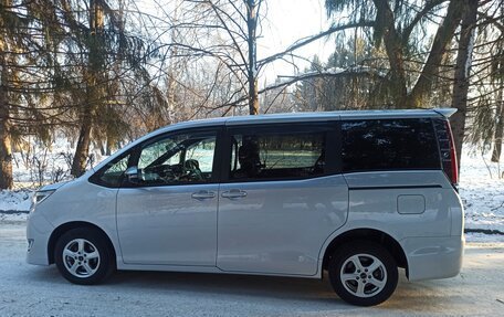 Toyota Noah III, 2018 год, 2 600 000 рублей, 3 фотография