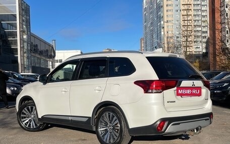 Mitsubishi Outlander III рестайлинг 3, 2018 год, 2 549 000 рублей, 4 фотография