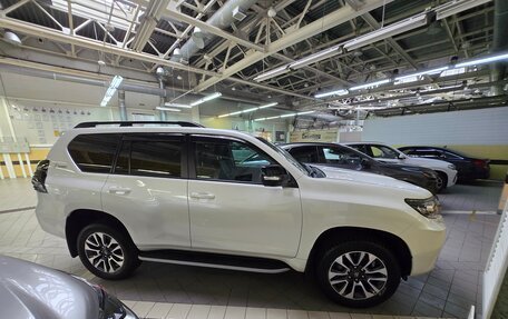 Toyota Land Cruiser Prado 150 рестайлинг 2, 2021 год, 10 200 000 рублей, 3 фотография