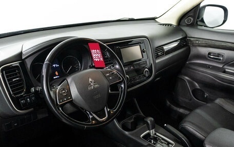 Mitsubishi Outlander III рестайлинг 3, 2016 год, 2 189 000 рублей, 11 фотография