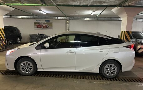 Toyota Prius IV XW50, 2015 год, 2 200 000 рублей, 3 фотография