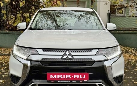 Mitsubishi Outlander III рестайлинг 3, 2018 год, 2 320 000 рублей, 2 фотография