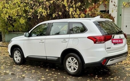 Mitsubishi Outlander III рестайлинг 3, 2018 год, 2 320 000 рублей, 11 фотография