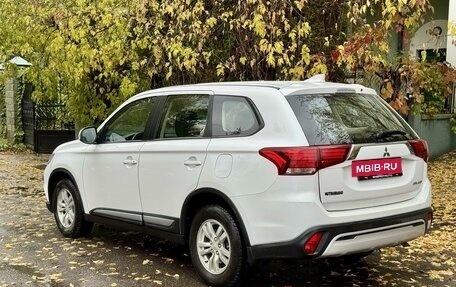 Mitsubishi Outlander III рестайлинг 3, 2018 год, 2 320 000 рублей, 10 фотография