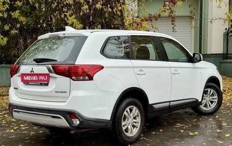 Mitsubishi Outlander III рестайлинг 3, 2018 год, 2 320 000 рублей, 6 фотография