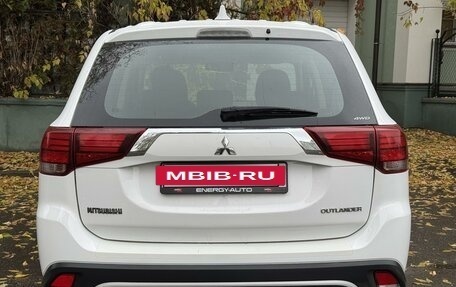 Mitsubishi Outlander III рестайлинг 3, 2018 год, 2 320 000 рублей, 9 фотография