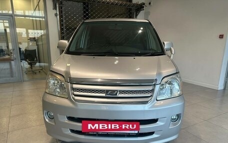 Toyota Noah III, 2005 год, 999 000 рублей, 4 фотография