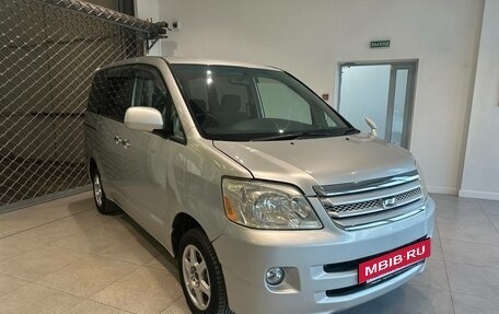 Toyota Noah III, 2005 год, 999 000 рублей, 5 фотография