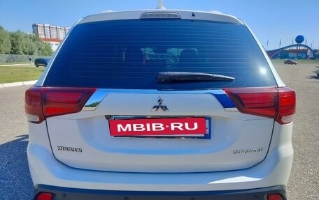 Mitsubishi Outlander III рестайлинг 3, 2017 год, 1 725 000 рублей, 2 фотография