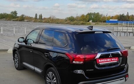 Mitsubishi Outlander III рестайлинг 3, 2019 год, 2 500 000 рублей, 6 фотография