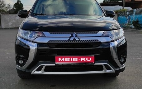 Mitsubishi Outlander III рестайлинг 3, 2019 год, 2 500 000 рублей, 12 фотография