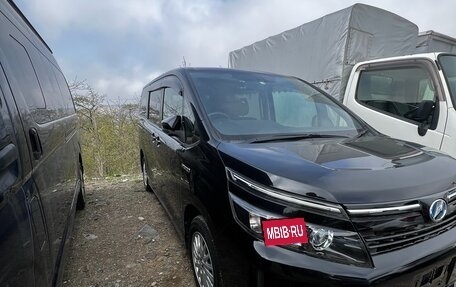 Toyota Voxy III, 2017 год, 1 950 000 рублей, 2 фотография