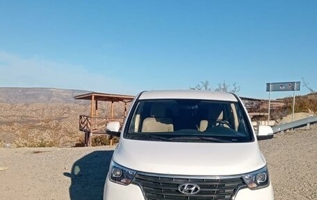 Hyundai H-1 II рестайлинг, 2020 год, 3 290 000 рублей, 2 фотография