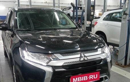 Mitsubishi Outlander III рестайлинг 3, 2019 год, 2 475 200 рублей, 2 фотография