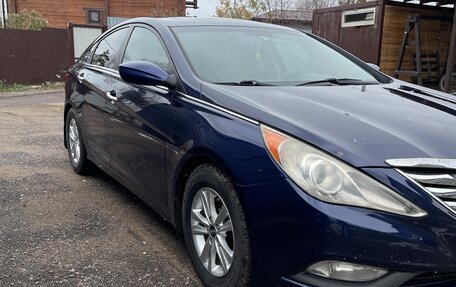 Hyundai Sonata VI, 2010 год, 1 100 000 рублей, 2 фотография