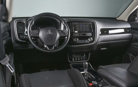 Mitsubishi Outlander III рестайлинг 3, 2020 год, 2 590 000 рублей, 6 фотография