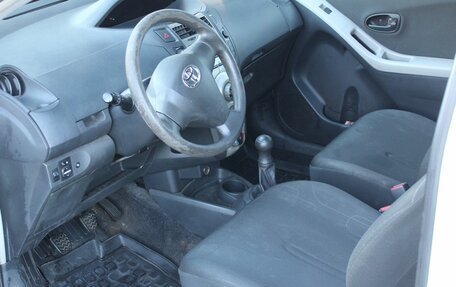 Toyota Yaris III рестайлинг, 2009 год, 480 000 рублей, 4 фотография