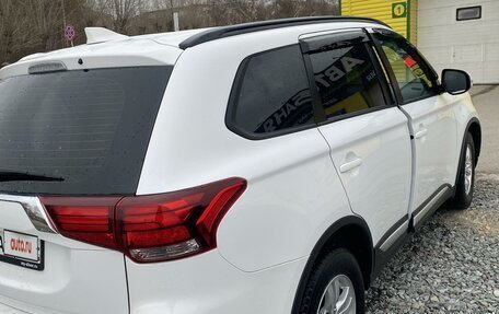 Mitsubishi Outlander III рестайлинг 3, 2022 год, 2 850 000 рублей, 6 фотография