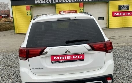 Mitsubishi Outlander III рестайлинг 3, 2022 год, 2 850 000 рублей, 5 фотография