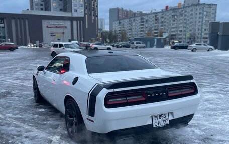 Dodge Challenger III рестайлинг 2, 2018 год, 5 300 000 рублей, 3 фотография