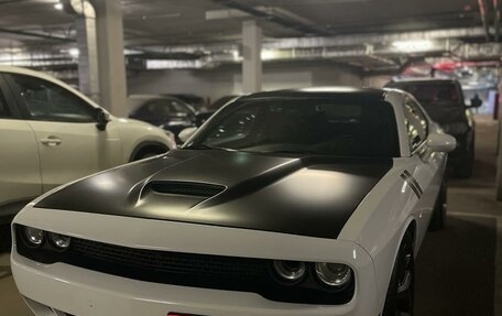 Dodge Challenger III рестайлинг 2, 2018 год, 5 300 000 рублей, 2 фотография